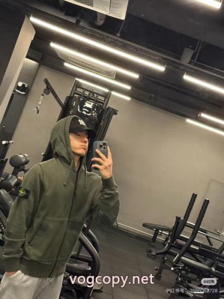 偽 ブランドパーカーSTONE ISLAND抜け感のあるスタイルが完成 売れ筋モデル 新作追加 2